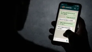 Celular com conversa de WhatsApp usada em golpe financeiro
