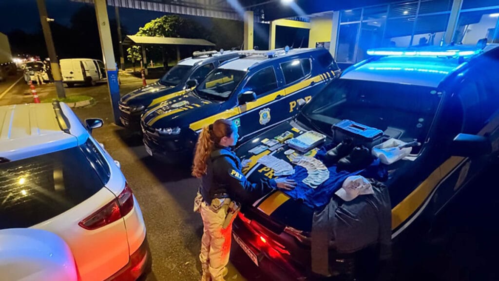 Máquinas de cartão, dinheiro e ferramentas apreendidas pela PRF em operação contra golpe de estelionato