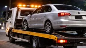 Carro sendo levado por guincho após ocorrência policial de trânsito em Ivaiporã