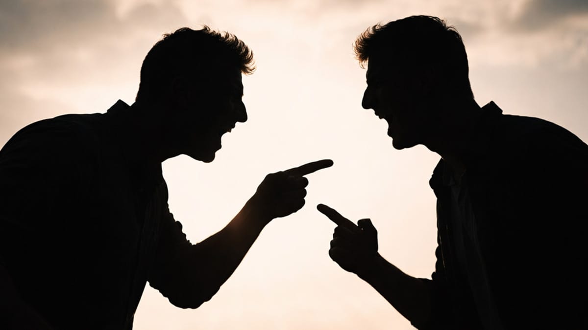 Silhueta de dois homens discutindo, representando desacordo comercial com ameaça