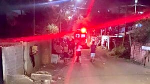 Viatura da Polícia Militar e Samu em atendimento de ocorrência de homicídio em Pitanga