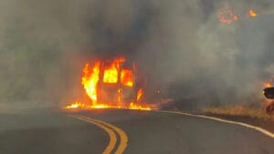 Van destruída por incêndio na rodovia PR-082 na Curva do Chalé em São João do Ivaí