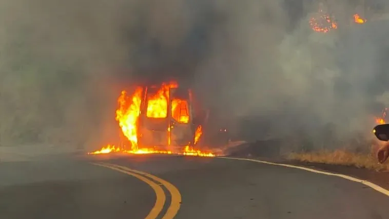 Van destruída por incêndio na rodovia PR-082 na Curva do Chalé em São João do Ivaí