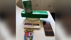 Maconha apreendida pela Polícia Militar em Lidianópolis sobre balança de pesagem
