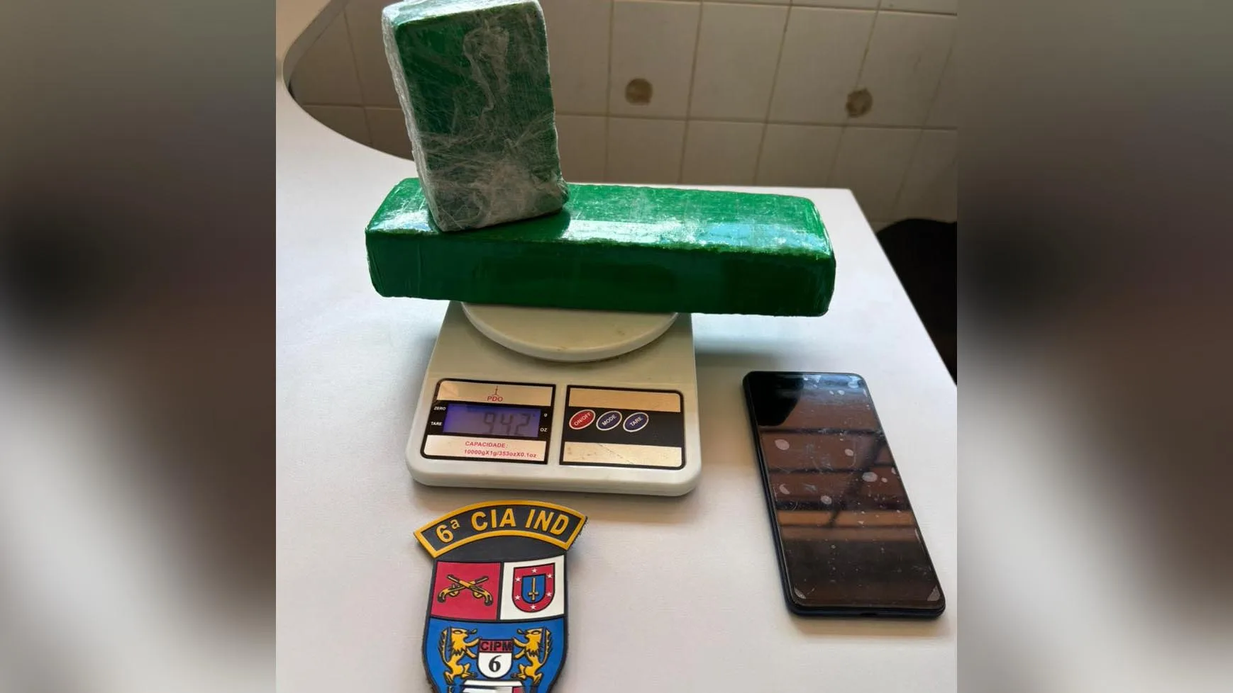 Maconha apreendida pela Polícia Militar em Lidianópolis sobre balança de pesagem