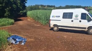 Ambulância da saúde de Cambira parada em estrada rural após acidente que matou motociclista.