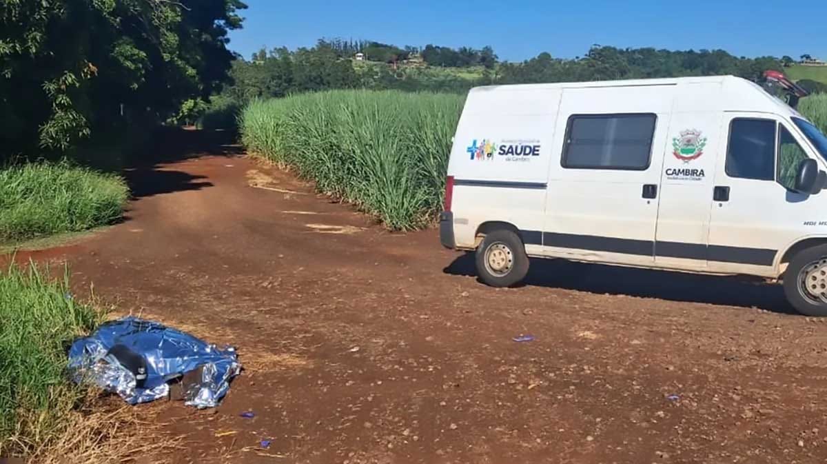 Ambulância da saúde de Cambira parada em estrada rural após acidente que matou motociclista.