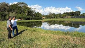 Produtor rural e secretário da agricultura observam represas para criação de peixes em propriedade de Ivaiporã