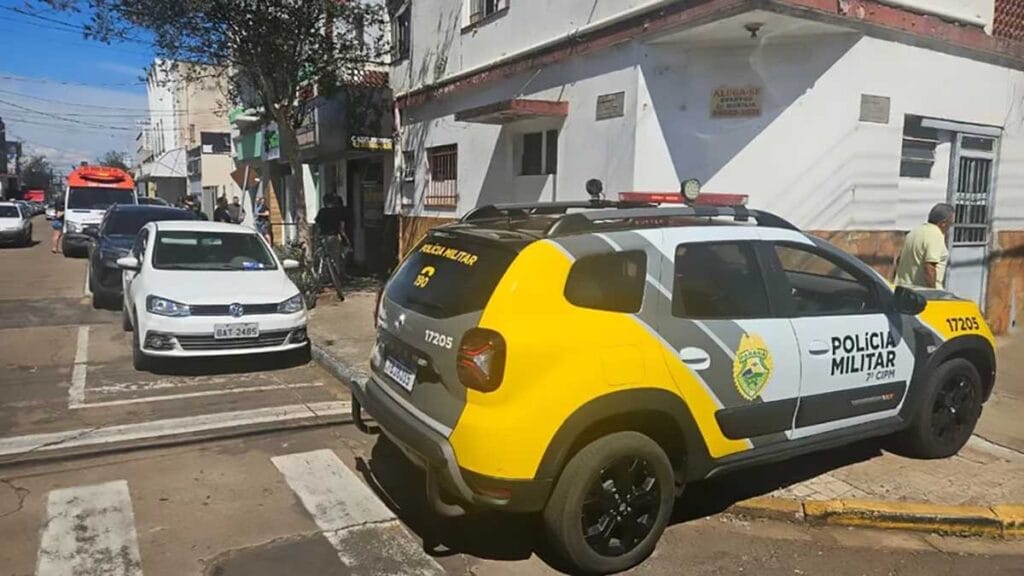 Viatura policial durante atendimento de ocorrência de tentativa de assalto em Arapongas