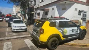 Viatura policial durante atendimento de ocorrência de tentativa de assalto em Arapongas