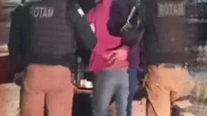 Suspeitos foram presos com cocaína, maconha e dinheiro após perseguição