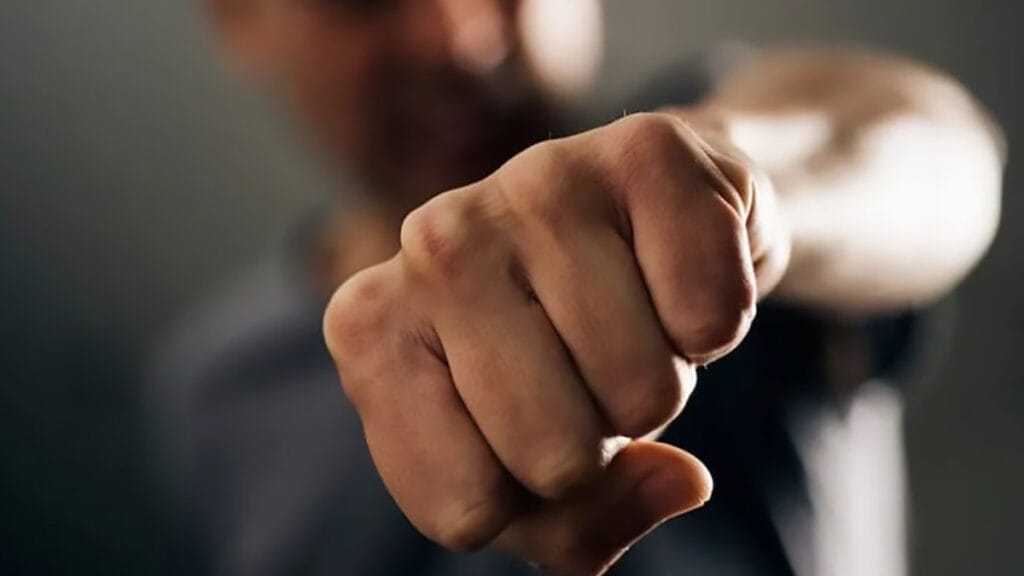 Rapaz leou soco do padrasto. PM atendeu ocorrência de lesão corporal em um caso de violência doméstica na Vila João XXIII