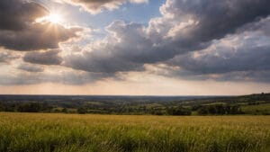 Céu com sol entre nuvens em paisagem rural indicando tempo instável em Ivaiporã