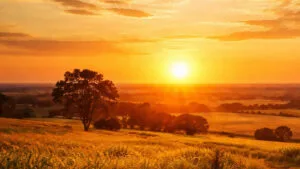 Pôr do sol em Ivaiporã com céu parcialmente limpo e tons alaranjados no horizonte