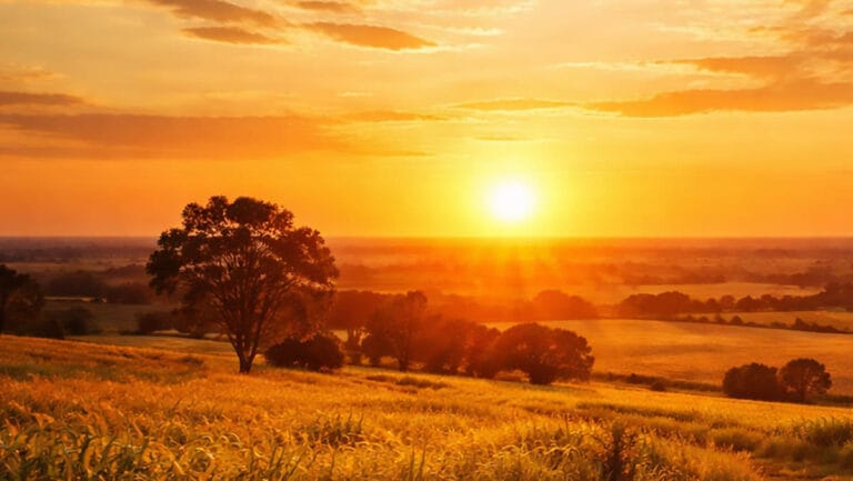 Pôr do sol em Ivaiporã com céu parcialmente limpo e tons alaranjados no horizonte