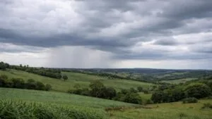 Céu nublado com nuvens carregadas sobre área rural do Vale do Ivaí indicando chuva nesta terça