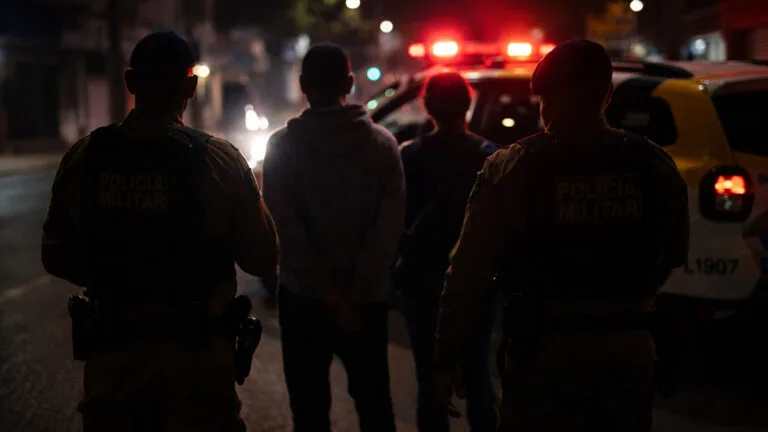 Polícia Militar atendendendo a ocorrência noite após briga