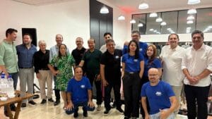 Proprietários e equipe da Jovem Pan reunidos em estúdio durante evento, posando para foto coletiva.