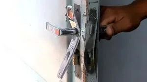 Casa rural com sinais de arrombamento e objetos revirados