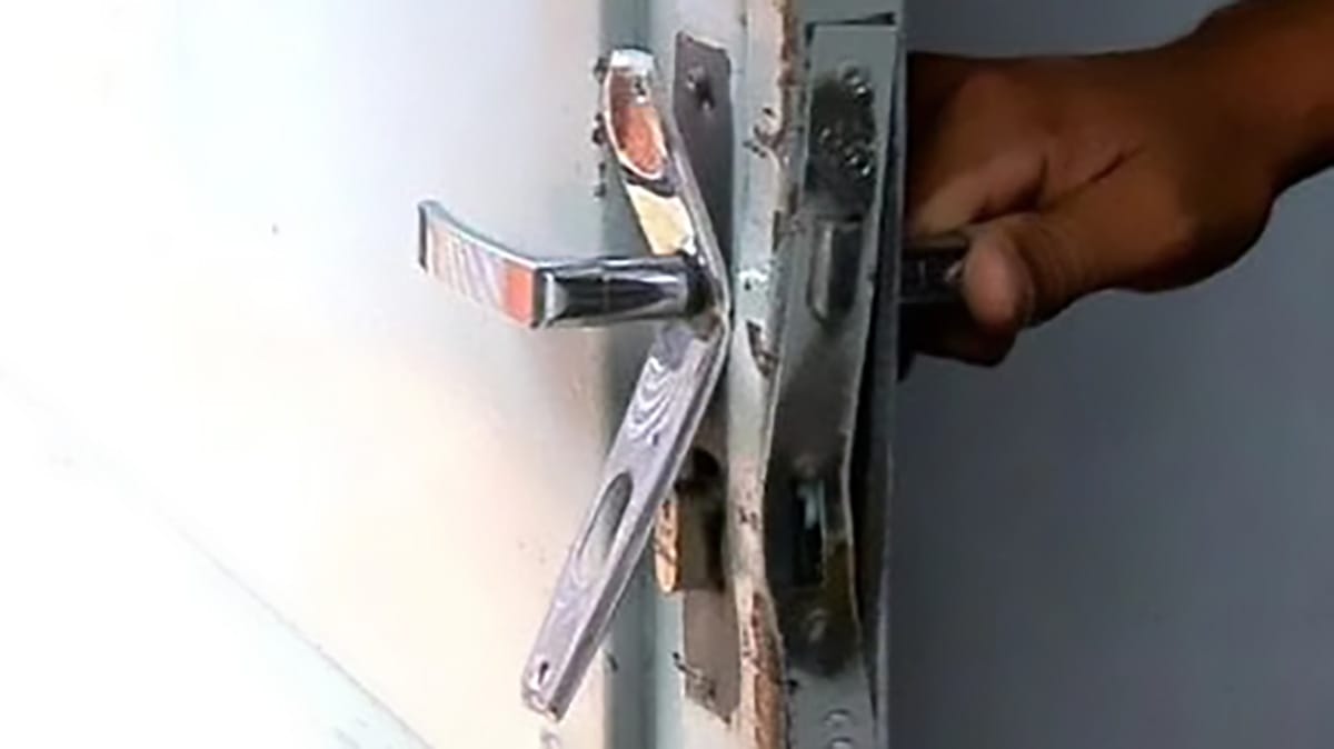 Porta com sinais de arrombamento após furto em Godoy Moreira