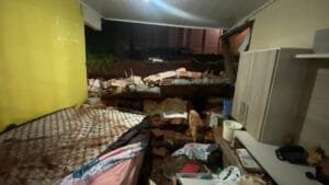 Casa destruída por enxurrada após forte chuva em Apucarana