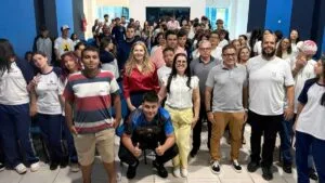 Adolescentes participam de palestra sobre prevenção às drogas no Centro da Juventude