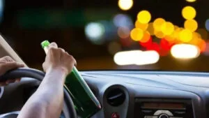 Condutor foi flagrado bebendo cerveja enquanto dirigia no centro da cidade