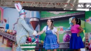 Evento de Páscoa no Ginásio de Esportes de Jardim Alegre com famílias e crianças