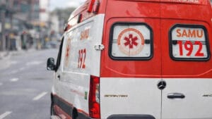 Mulher ferida sendo atendida pelo SAMU às margens da PR-466 em Jardim Alegre