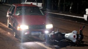 Acidente em Borrazópolis mobiliza Polícia Militar após colisão entre moto e carro na Avenida Brasil