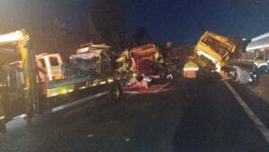 veículos destruídos após engavetamento com caminhões na br-376 em ortigueira