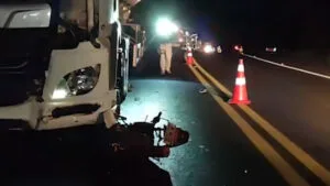 Motocicleta destruída após colisão frontal com caminhão na BR-163