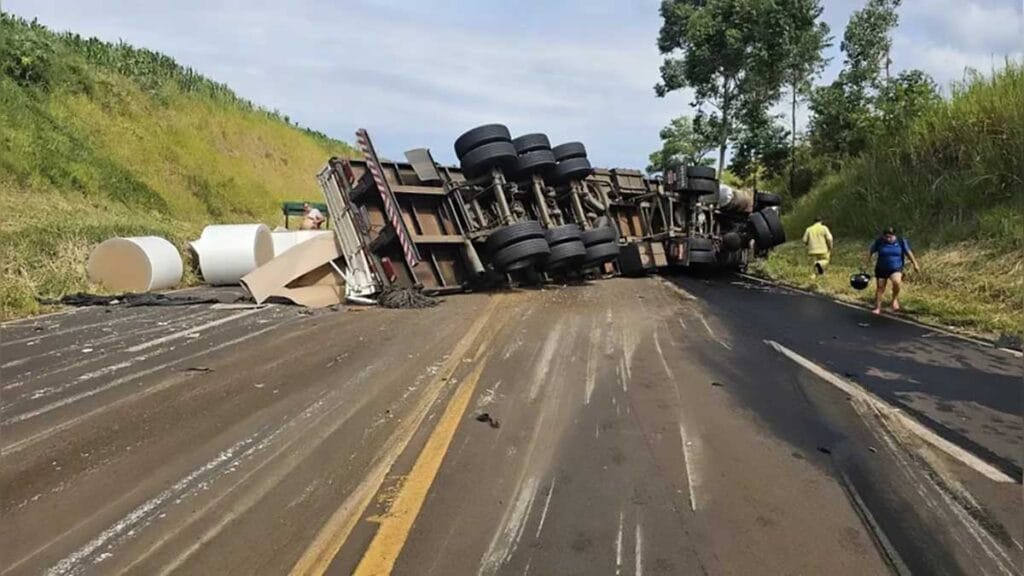 Batida entre carro e carreta deixa feridos na PR-272