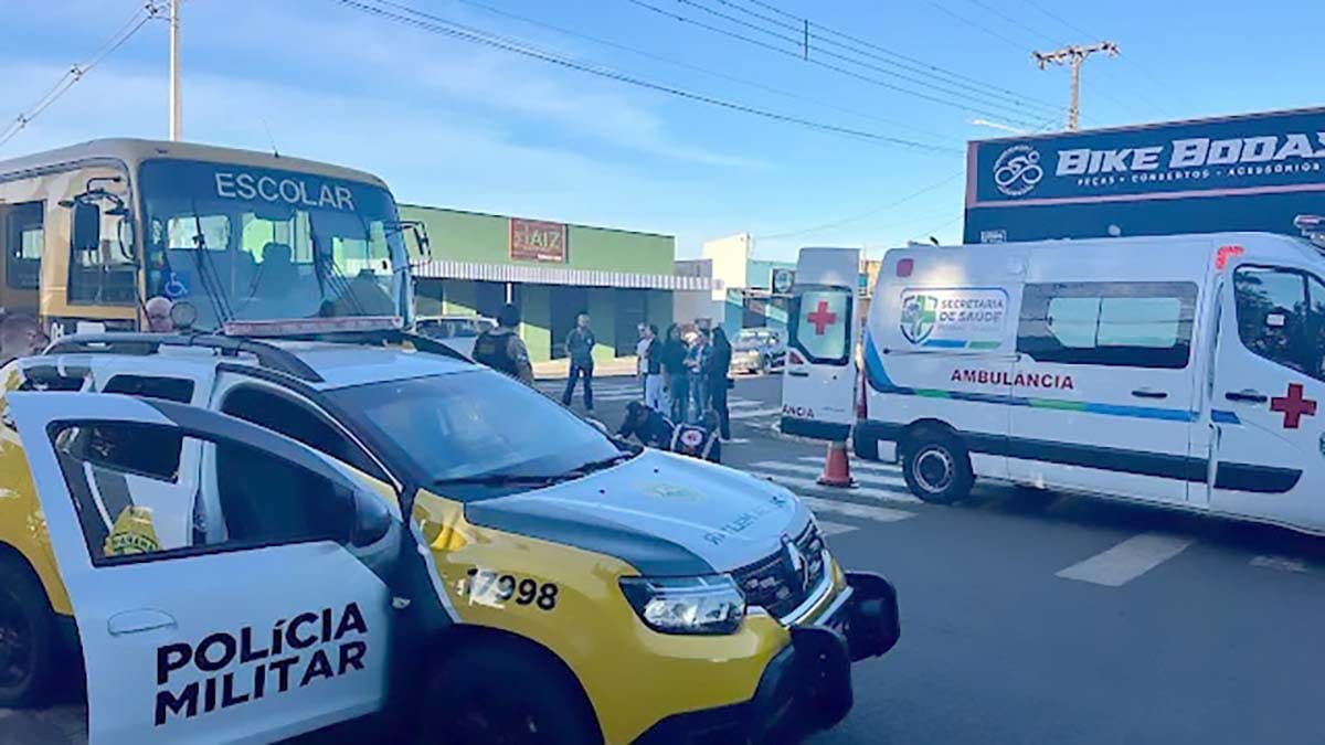 Acidente entre ônibus escolar e motocicleta em avenida de Faxinal