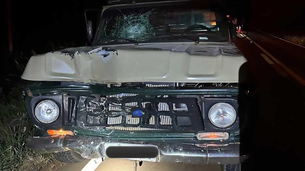 Caminhonete após colisão traseira que matou mulher de 36 anos