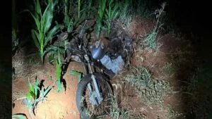 Motocicleta destruída fora da pista após colisão na PR-445 em Primeiro de Maio