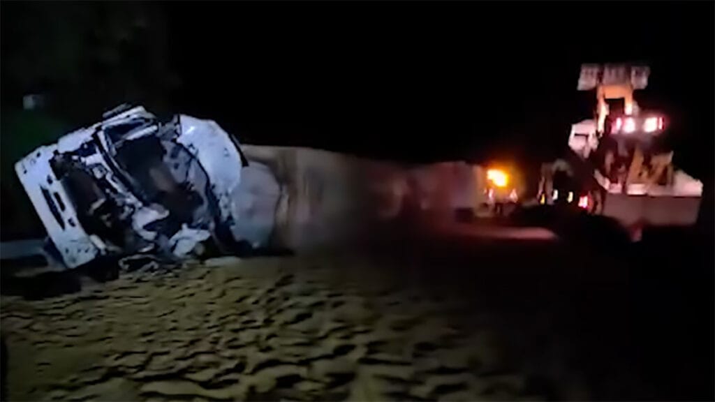 Acidente entre caminhões interdita BR-277 em Morretes