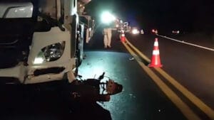 Motocicleta destruída após colisão frontal com caminhão na BR-163