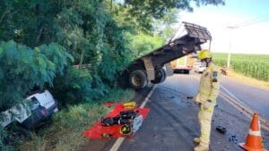 resgate de vítimas presas às ferragens após colisão frontal na PR-082 no vale do ivaí
