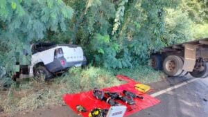 resgate de vítimas presas às ferragens após colisão frontal na PR-082 no vale do ivaí