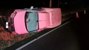Fiat Fiorino capotada às margens da PR-082 em Jardim Alegre durante a noite