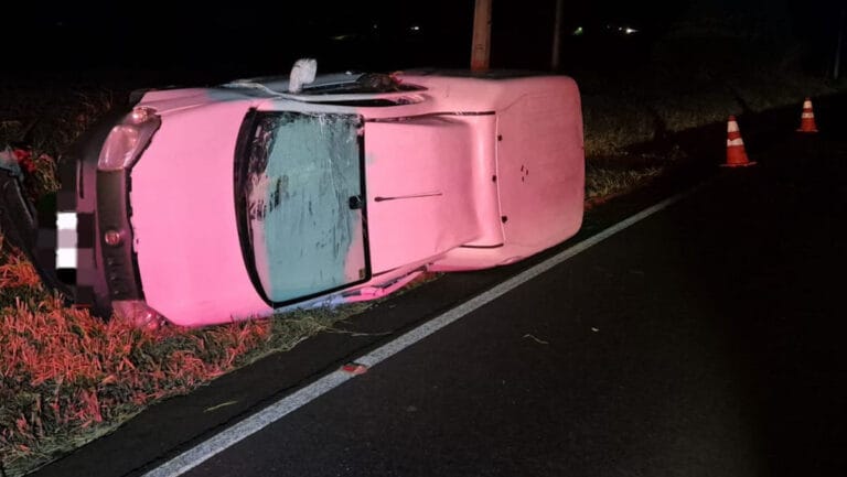 Fiat Fiorino capotada às margens da PR-082 em Jardim Alegre durante a noite