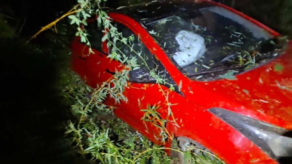 Saída de pista na PR-466 deixa motorista ferida em Lidianópolis