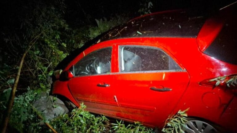 Saída de pista na PR-466 deixa motorista ferida em Lidianópolis