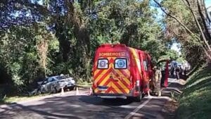 Bombeiros atendem vítimas de acidente com carro da saúde que bateu em árvore na PR-158