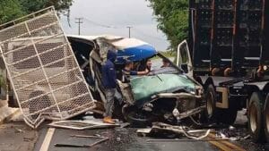 Acidente na PR-487 entre van de Ivaiporã e caminhão em Manoel Ribas deixou dois homens feridos