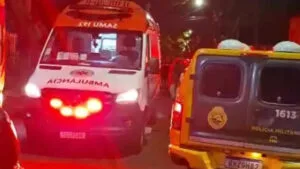 viatura da polícia militar e Samu em local de tiroteio em mandaguari