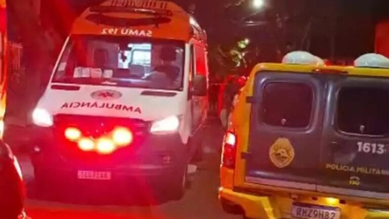 viatura da polícia militar e Samu em local de tiroteio em mandaguari