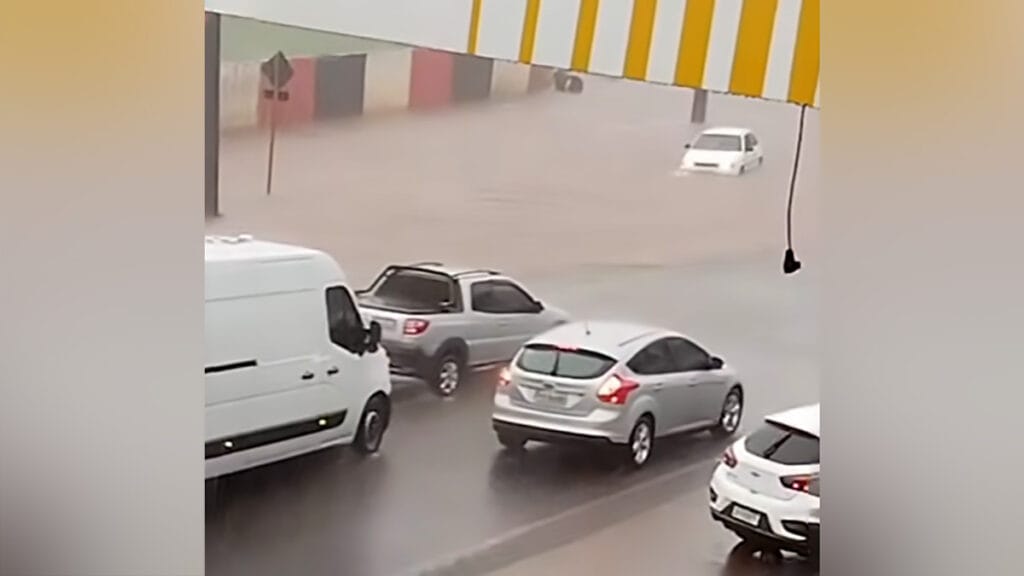 Alagamento na Avenida Minas Gerais em Apucarana após forte chuva