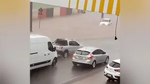 Alagamento na Avenida Minas Gerais em Apucarana após forte chuva